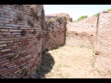 02457 ostia - regio v - insula xi - tempio collegiale (v,xi,1) - rueckseite (suedseite) des tempel - 06-2022.jpg